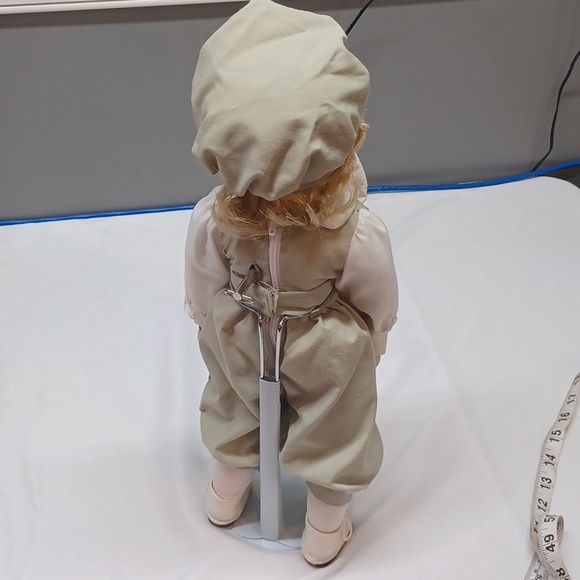 Brinn's Musical Edition Porcelain Doll 1986 - Picture 6 of 6